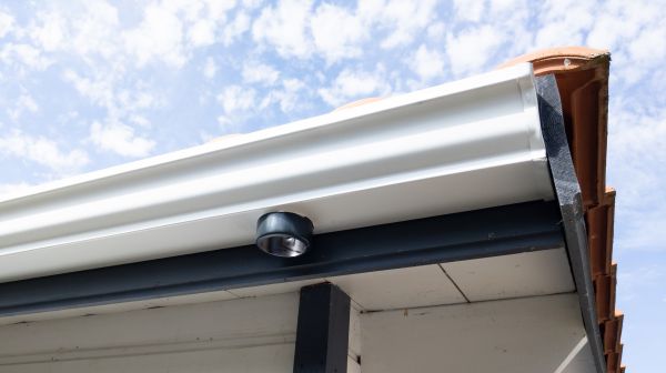 Professional Seamless Gutter Repair
